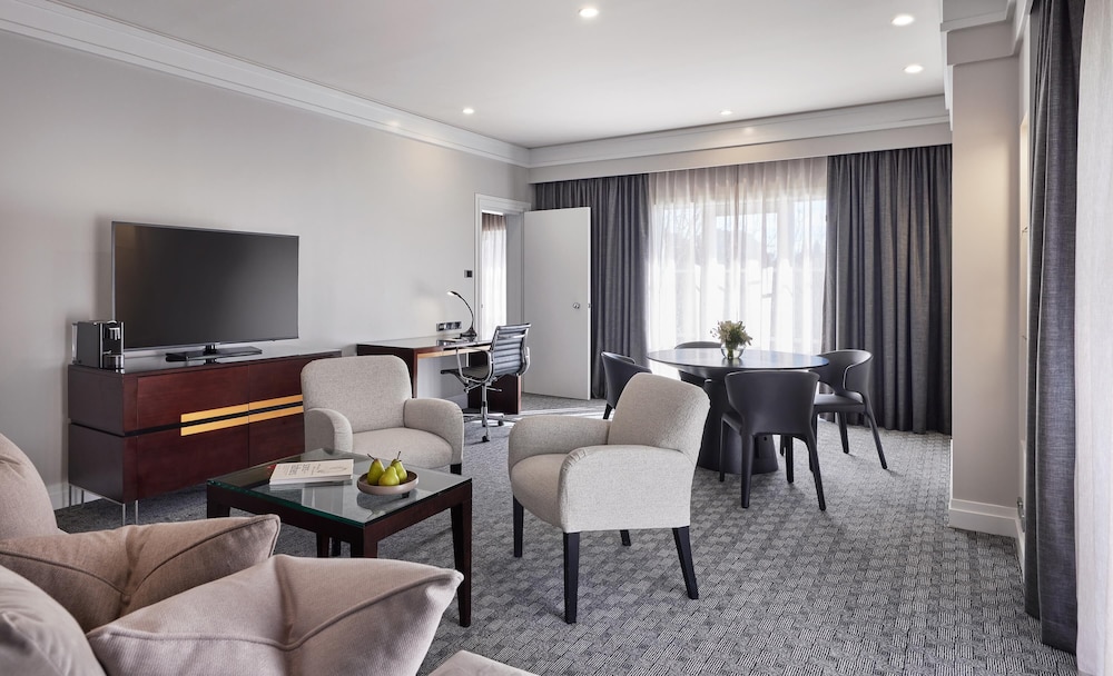 Hyatt Hotel Canberra 68/75