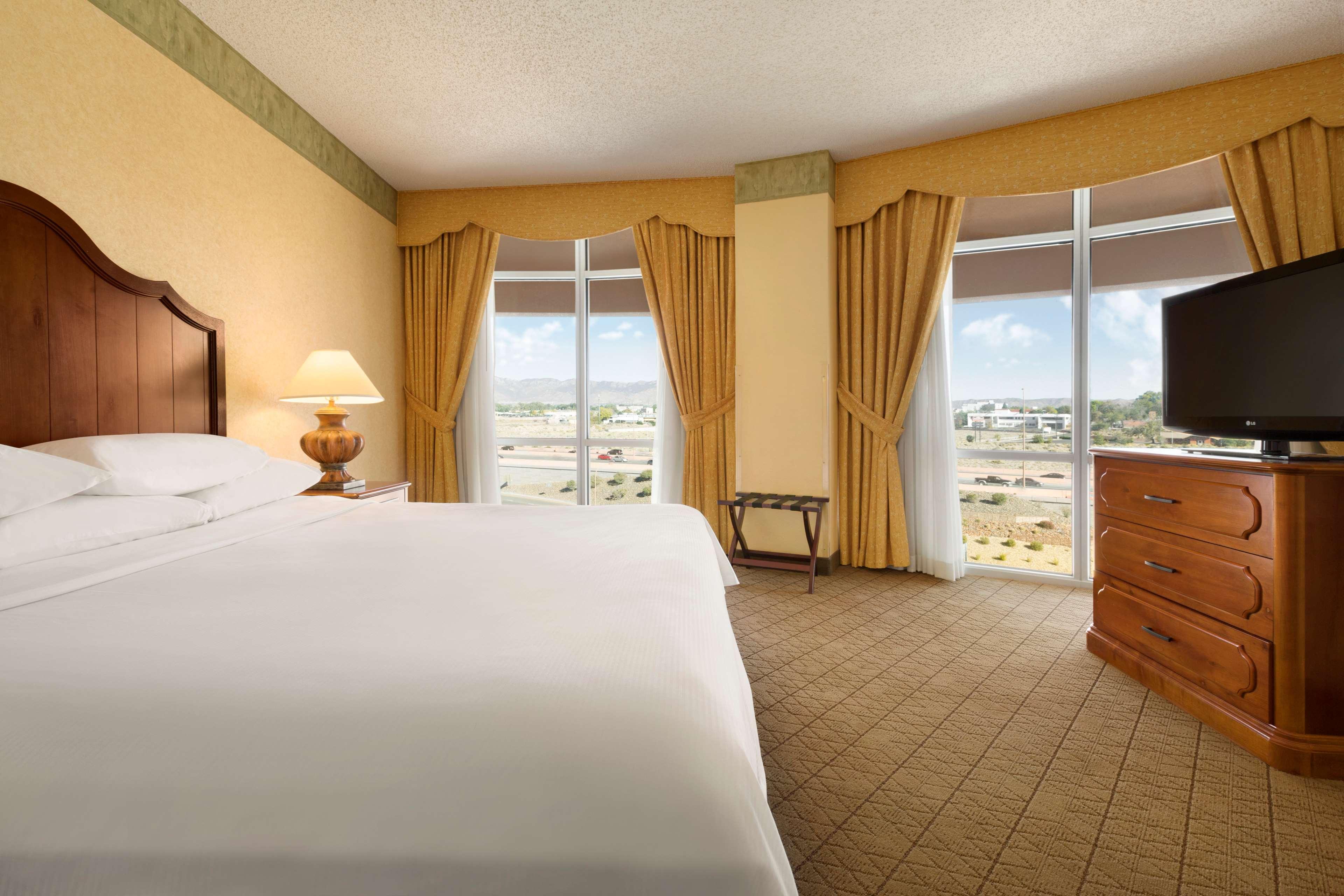 2 ROOMS, SUITE, KING BED, LARGE, CORNER