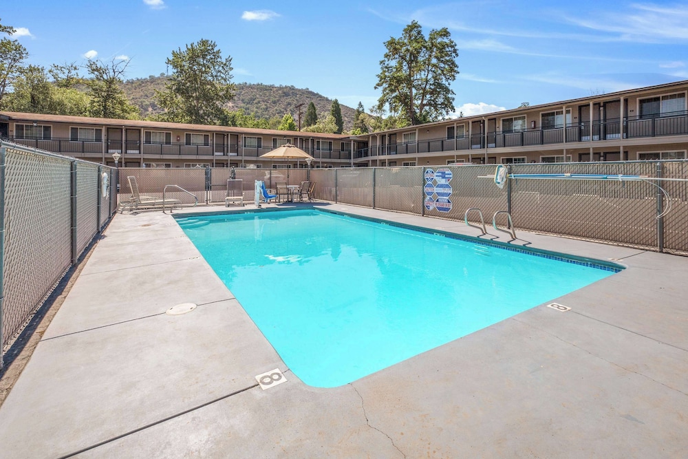 Econo Lodge Inn & Suites Yreka, CA 29/50