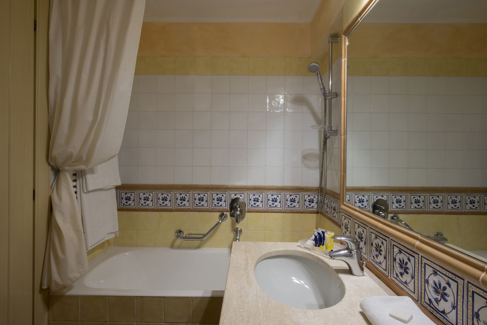 Lantana Resort Hotel and Apartments 24/68