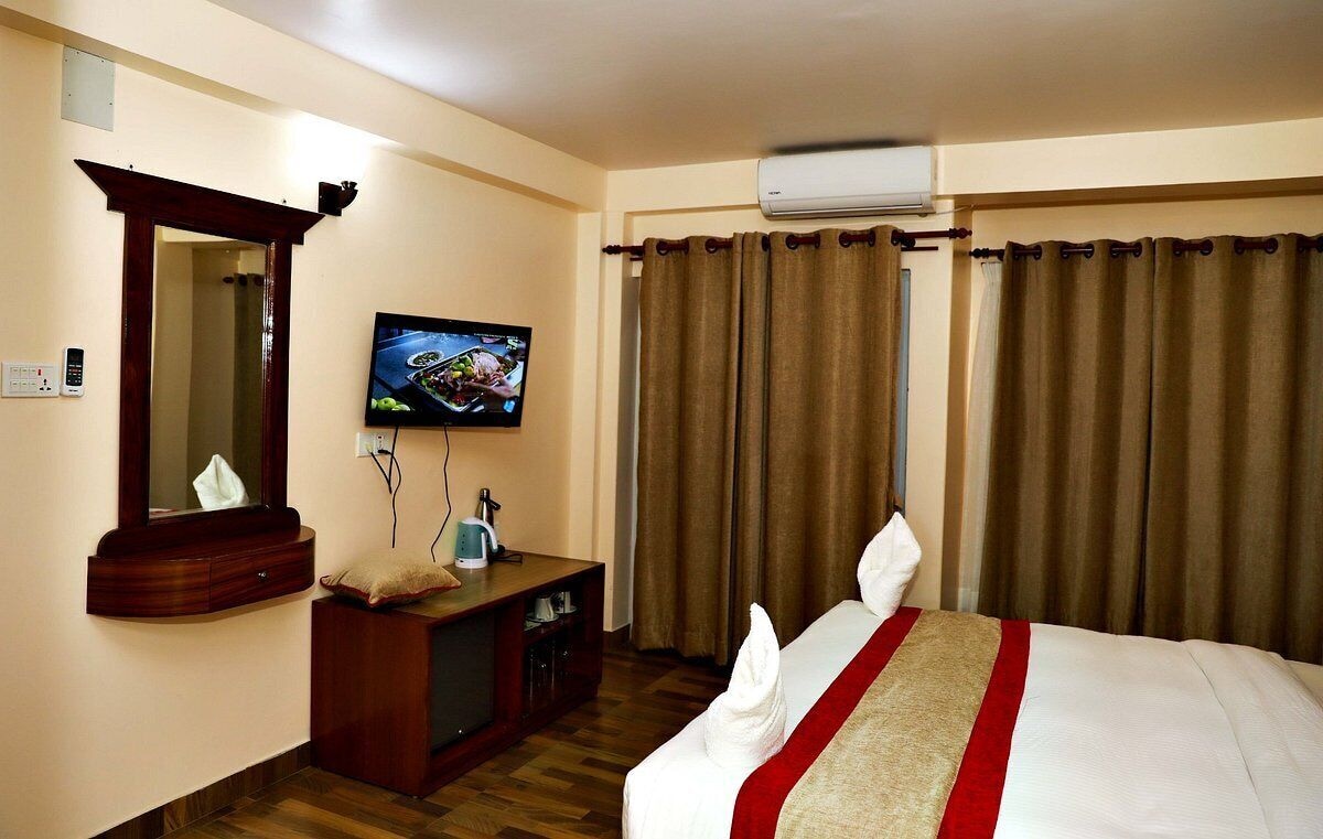 DELUXE, DOUBLE OR TWIN BED