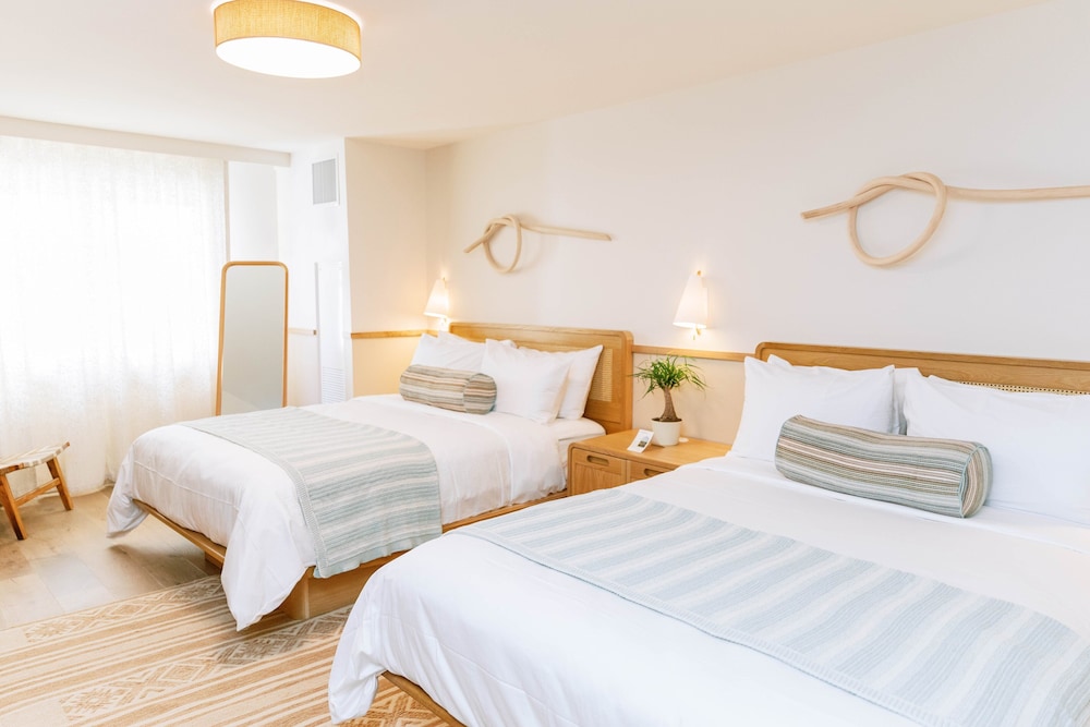 room, 2 queen beds, accessible
