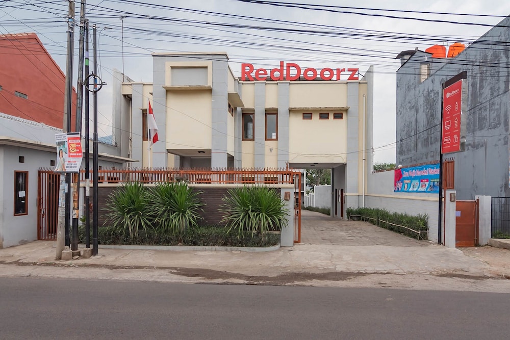 RedDoorz near Jatinangor Town Square 1/29