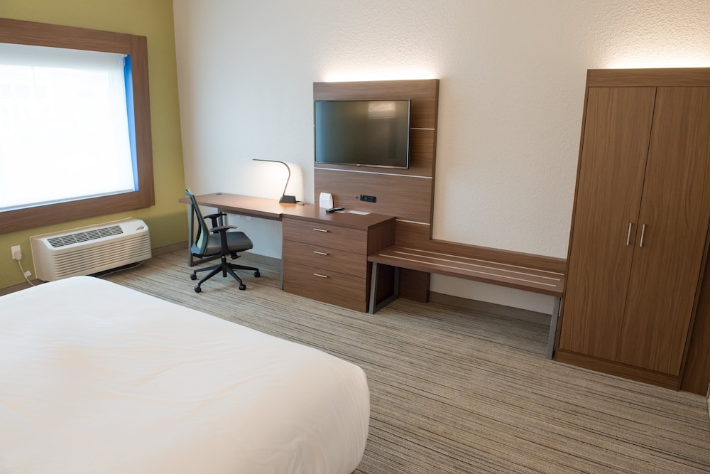 Holiday Inn Express & Suites Fort Wayne North 23/62