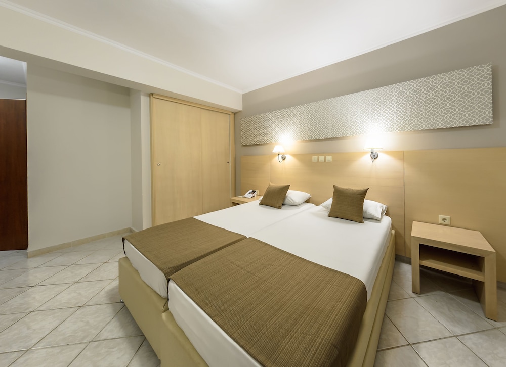 Karras Hotel 22/66