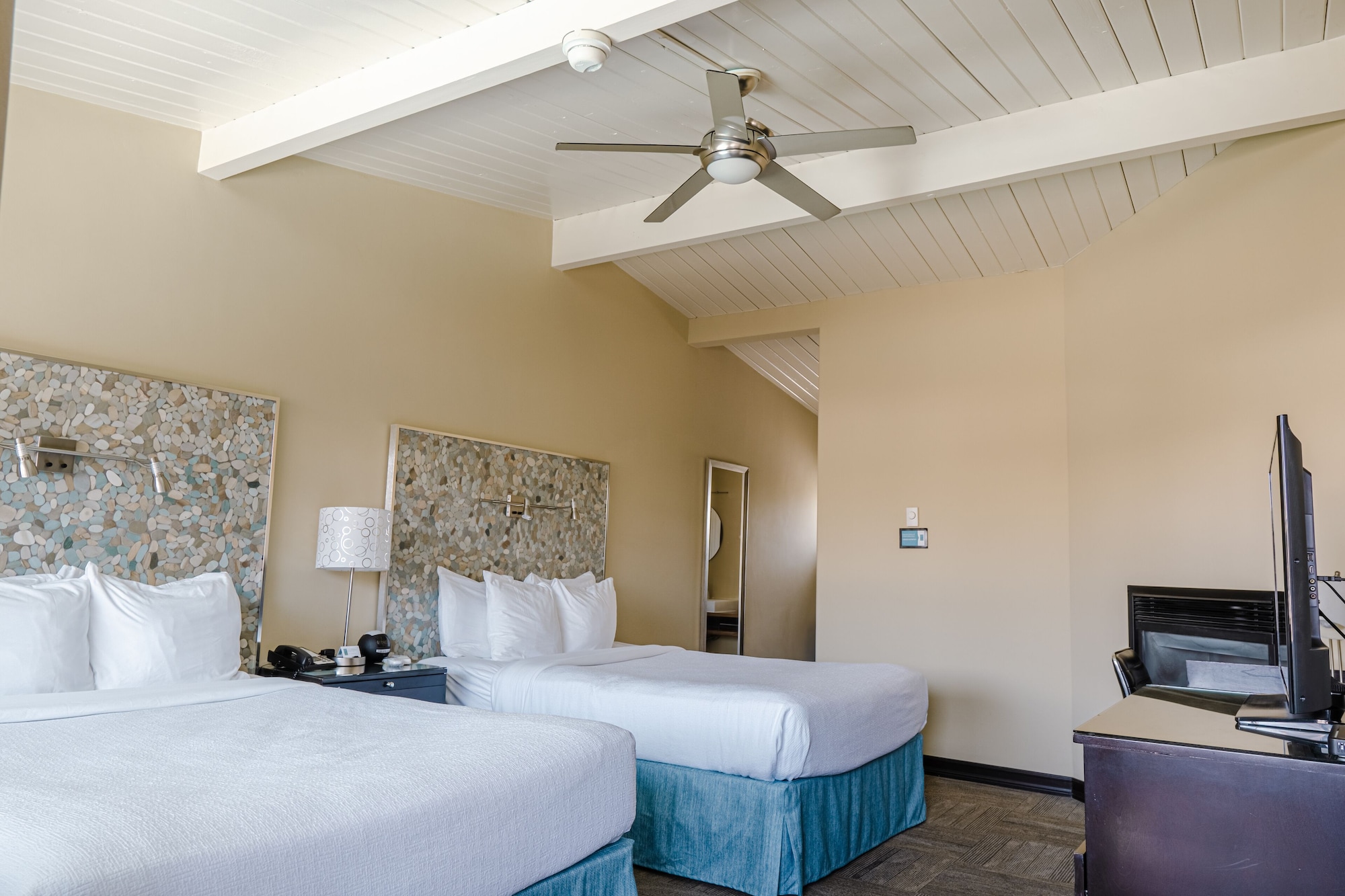 DELUXE, KING BED