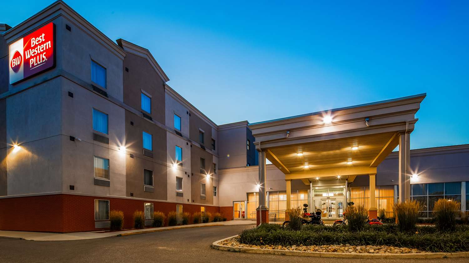 Best Western Plus Bowmanville 1/16