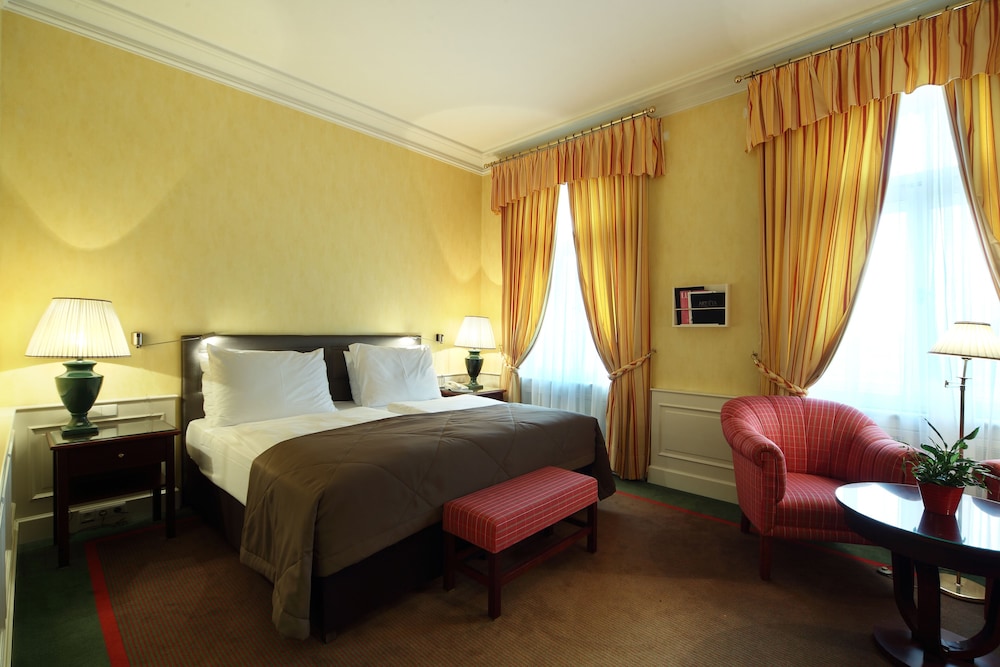 DELUXE, DOUBLE OR TWIN BED