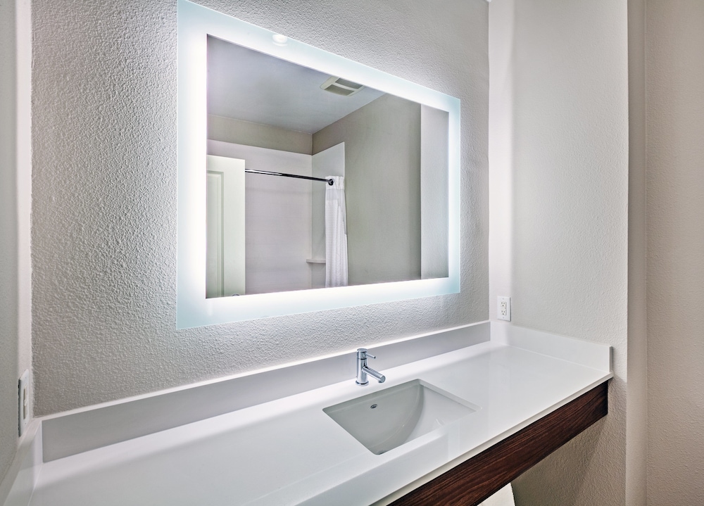 Holiday Inn Express & Suites Port Arthur Central-Mall Area 22/52