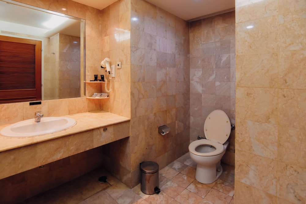 Surabaya Suites Hotel Powered by Archipelago 64/66