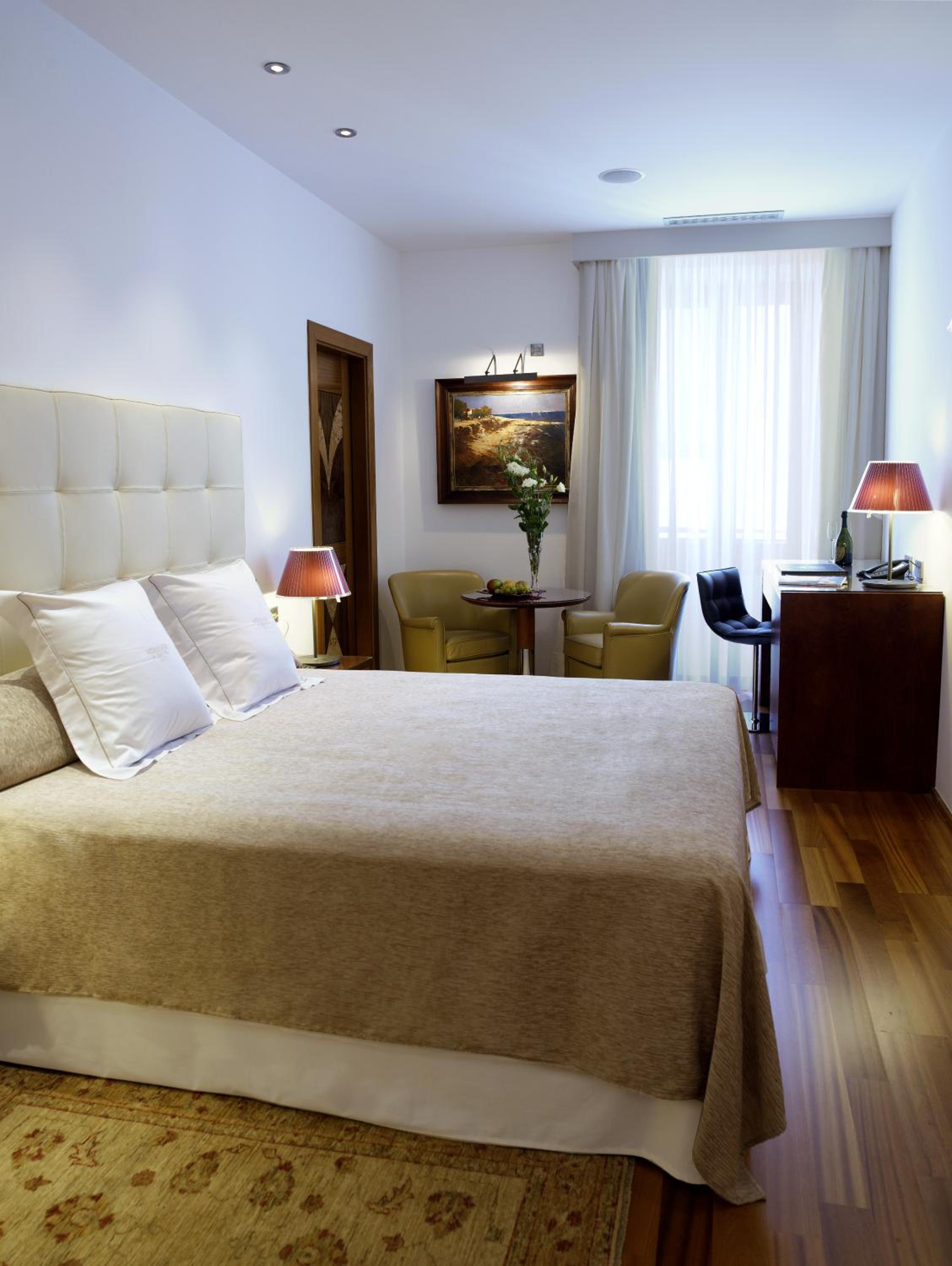 غرفة بسرير مزدوج أو سريرين منفصلين
