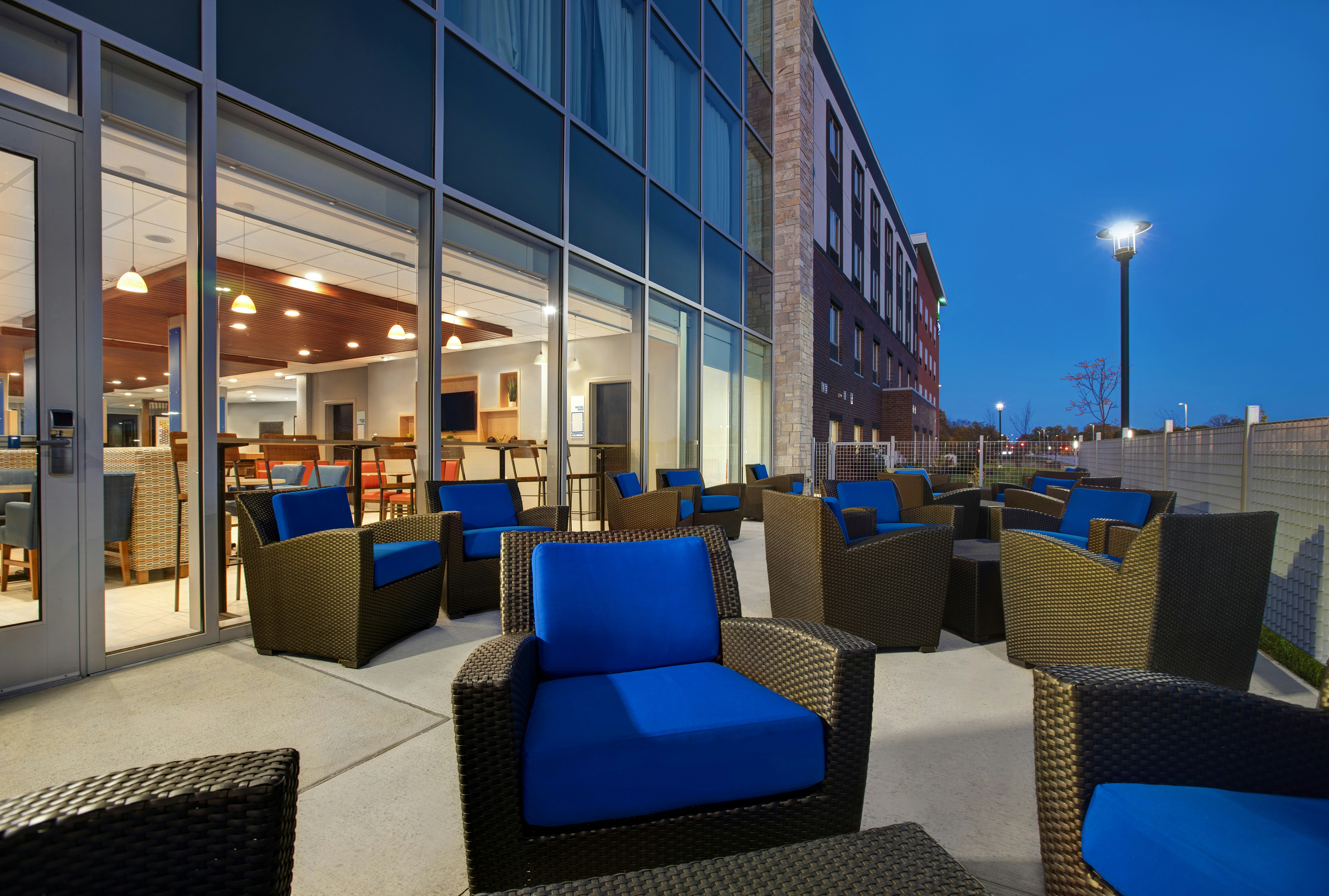 Holiday Inn Express & Suites Milwaukee - Brookfield 42/59