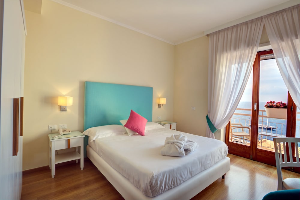 غرفة بسرير مزدوج بإطلالة على البحر بشرفة، Hotel Regina Sorrento 8/10