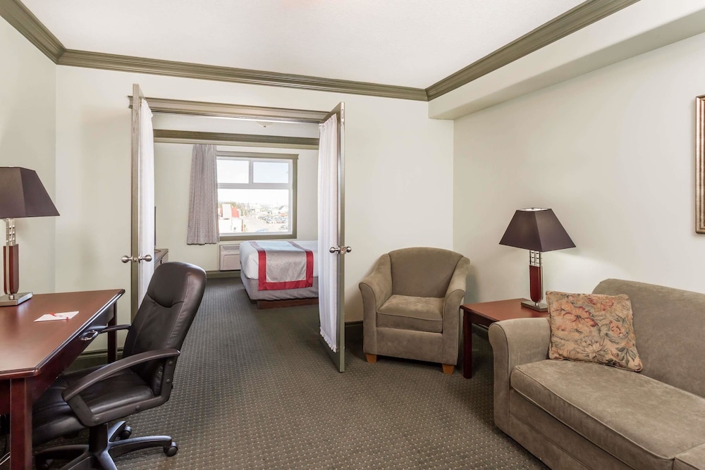 Ramada By Wyndham Hinton 22/32