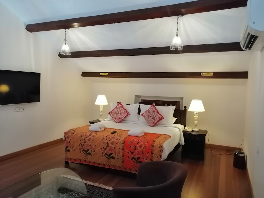 Heeren Straits Hotel 32/75