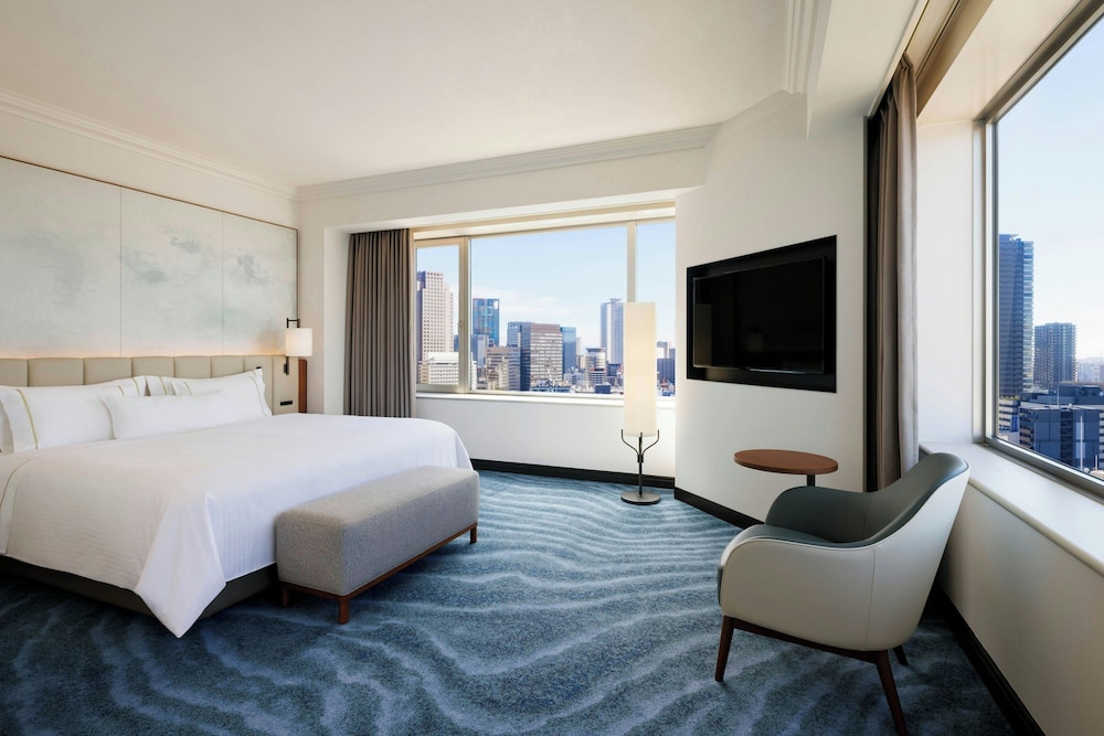 SUITE, KING BED, CORNER