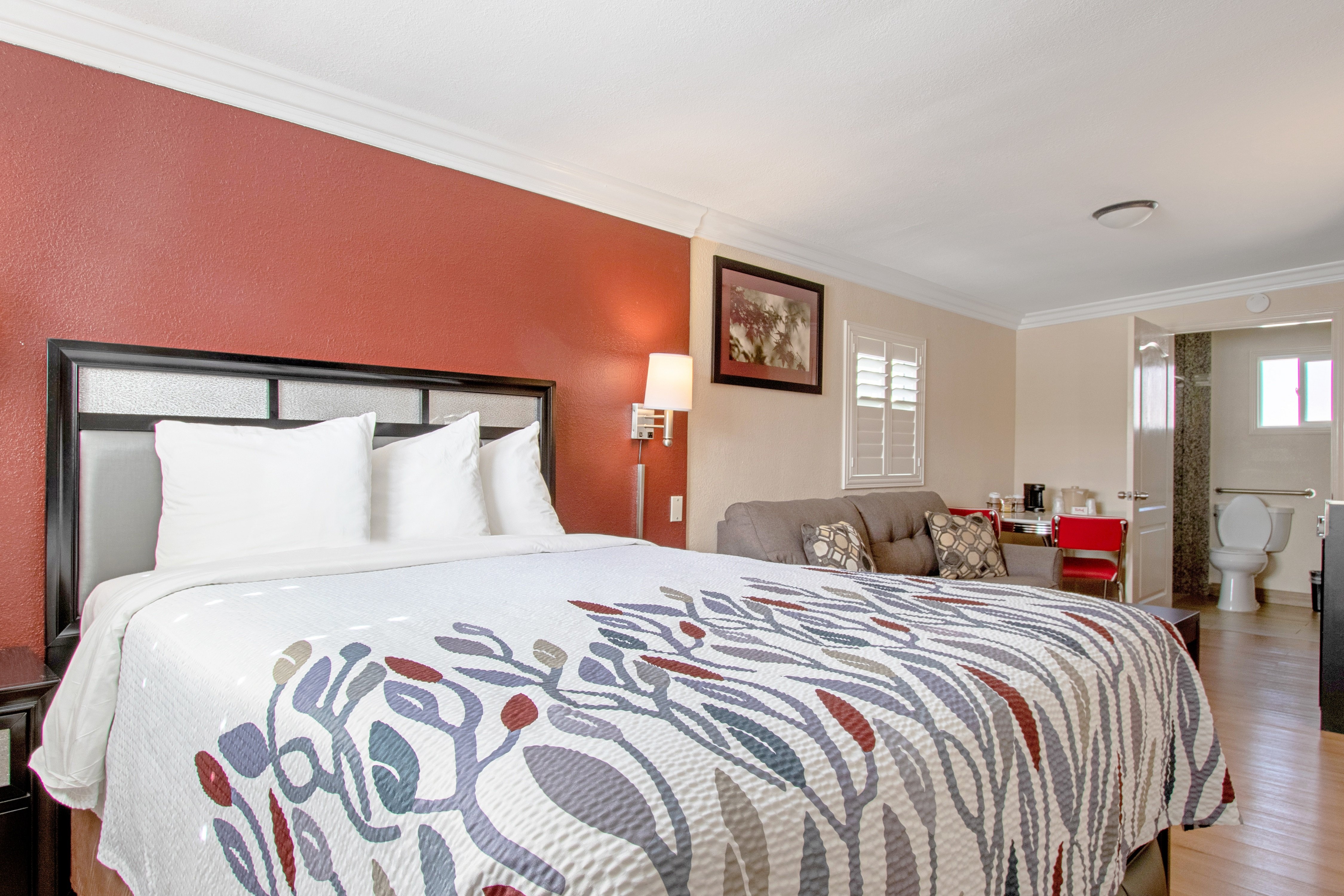 SUITE, QUEEN BED, KITCHEN