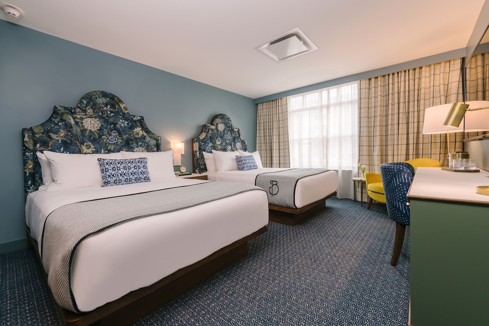 DELUXE, 2 QUEEN BEDS
