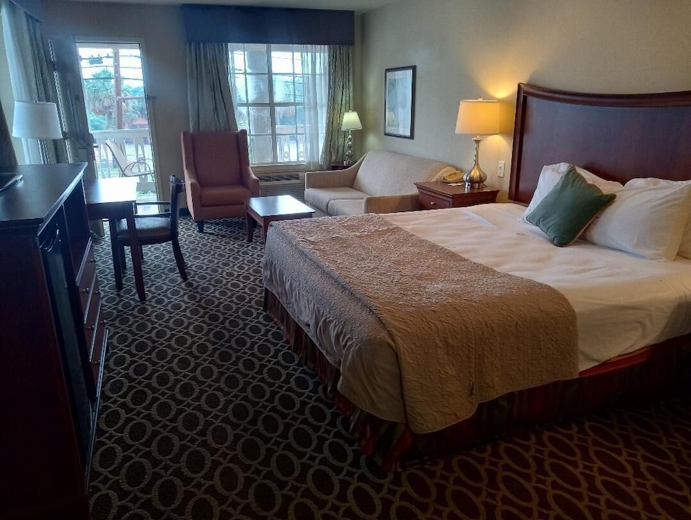 Sunday House Inn and Suites 9/23