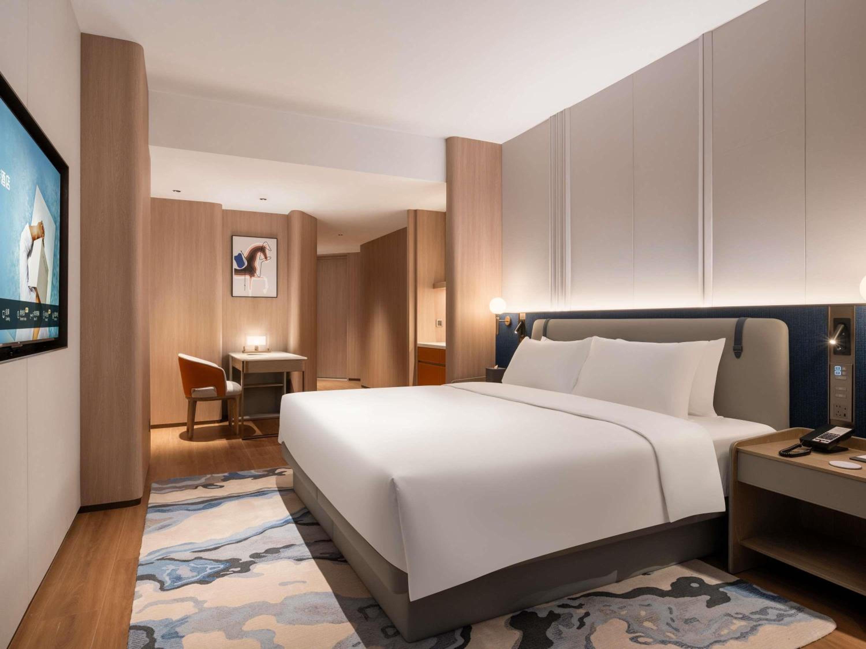 Deluxe, King Bed, City Side