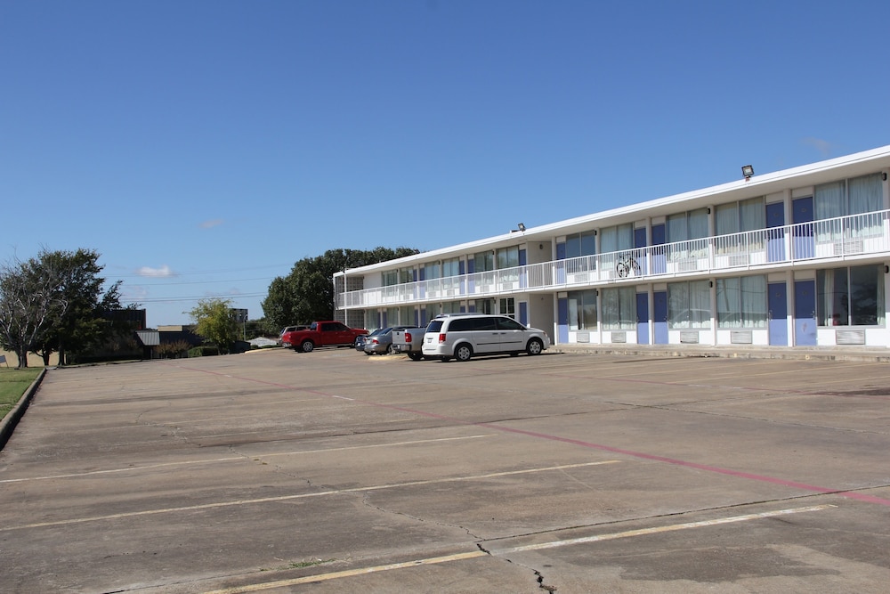 LoneStar Inn & Suites 43/51