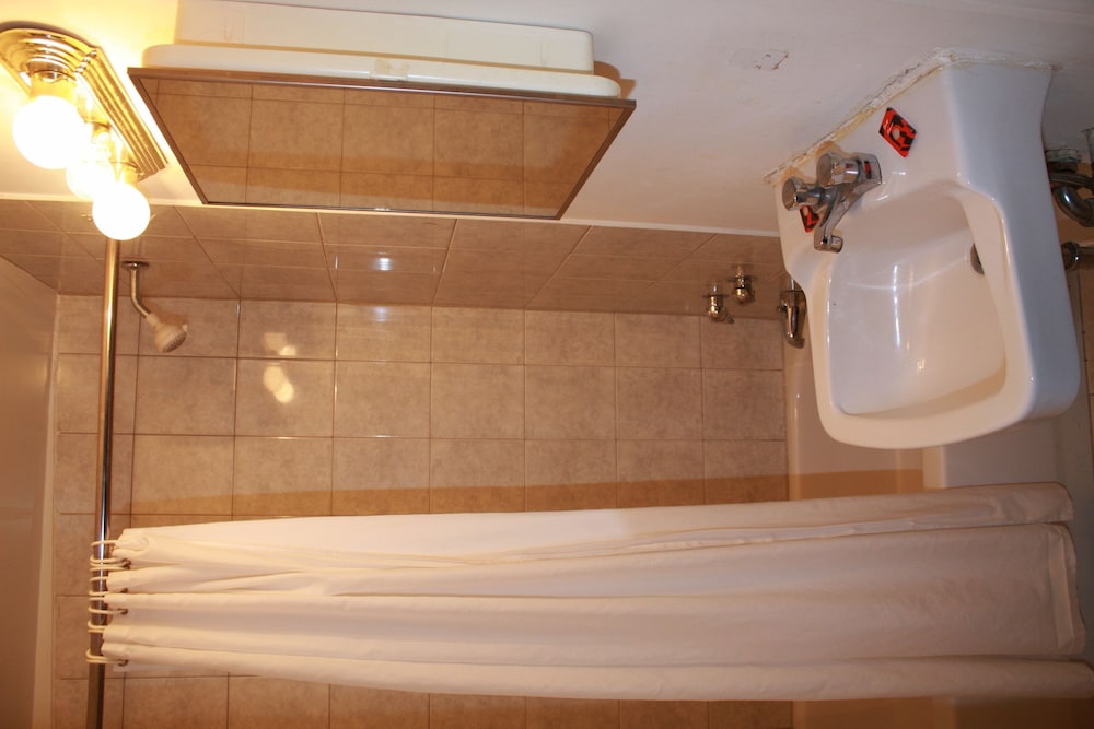 Grand Motel Saint Hubert 32/33