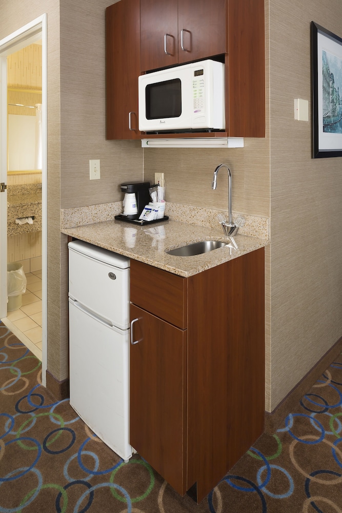 Holiday Inn Express Hotel And Suites Manchester Airport 9/72