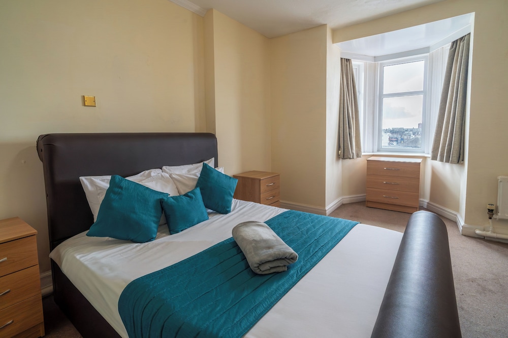 ROOM, DOUBLE BED
