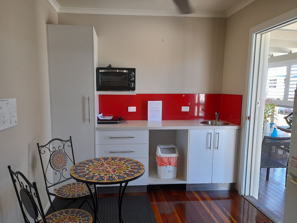 Airlie Apartments 8/78