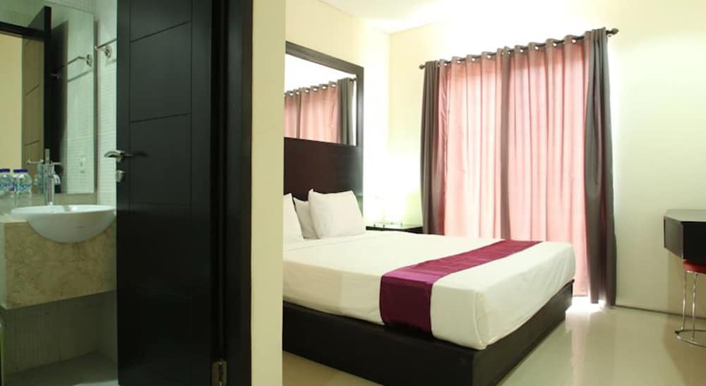 Super OYO 93765 Airport Kuta Bali Hotel 18/37