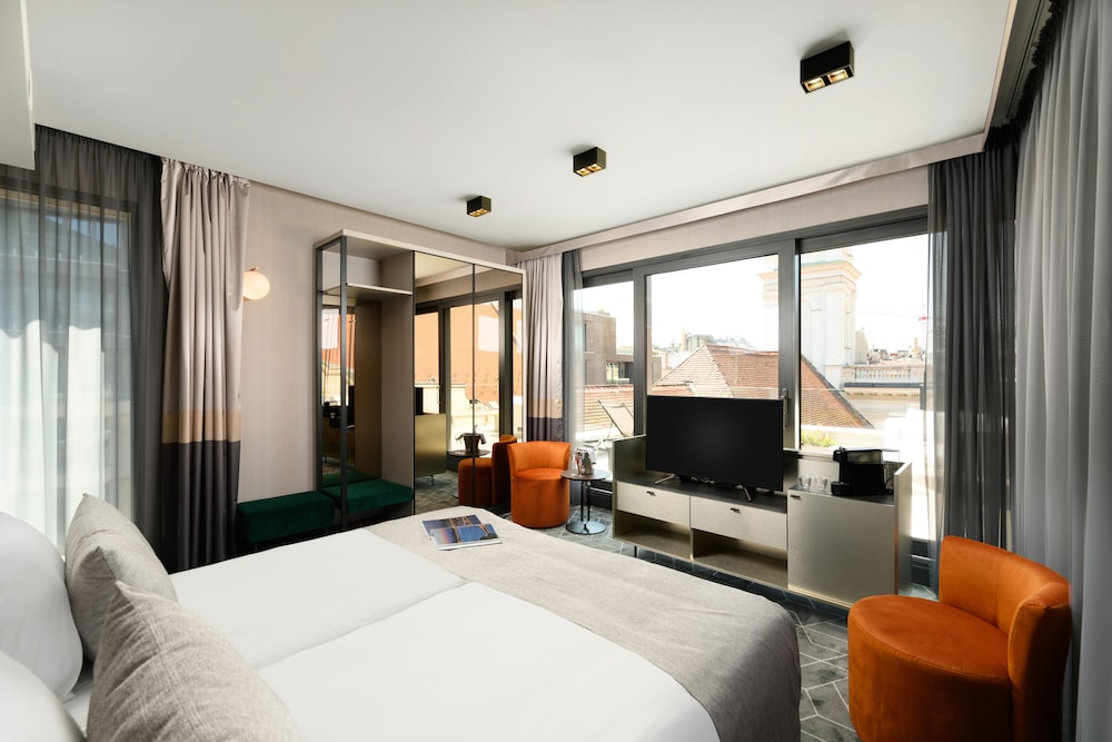 Hotel Emerald & Suites 9/56