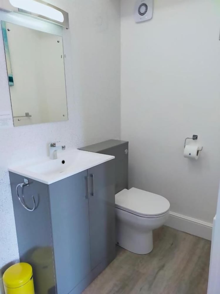 The Groveside Guest House 43/48