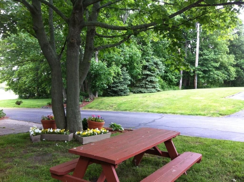 Founder's Brook Motel & Suites 39/48