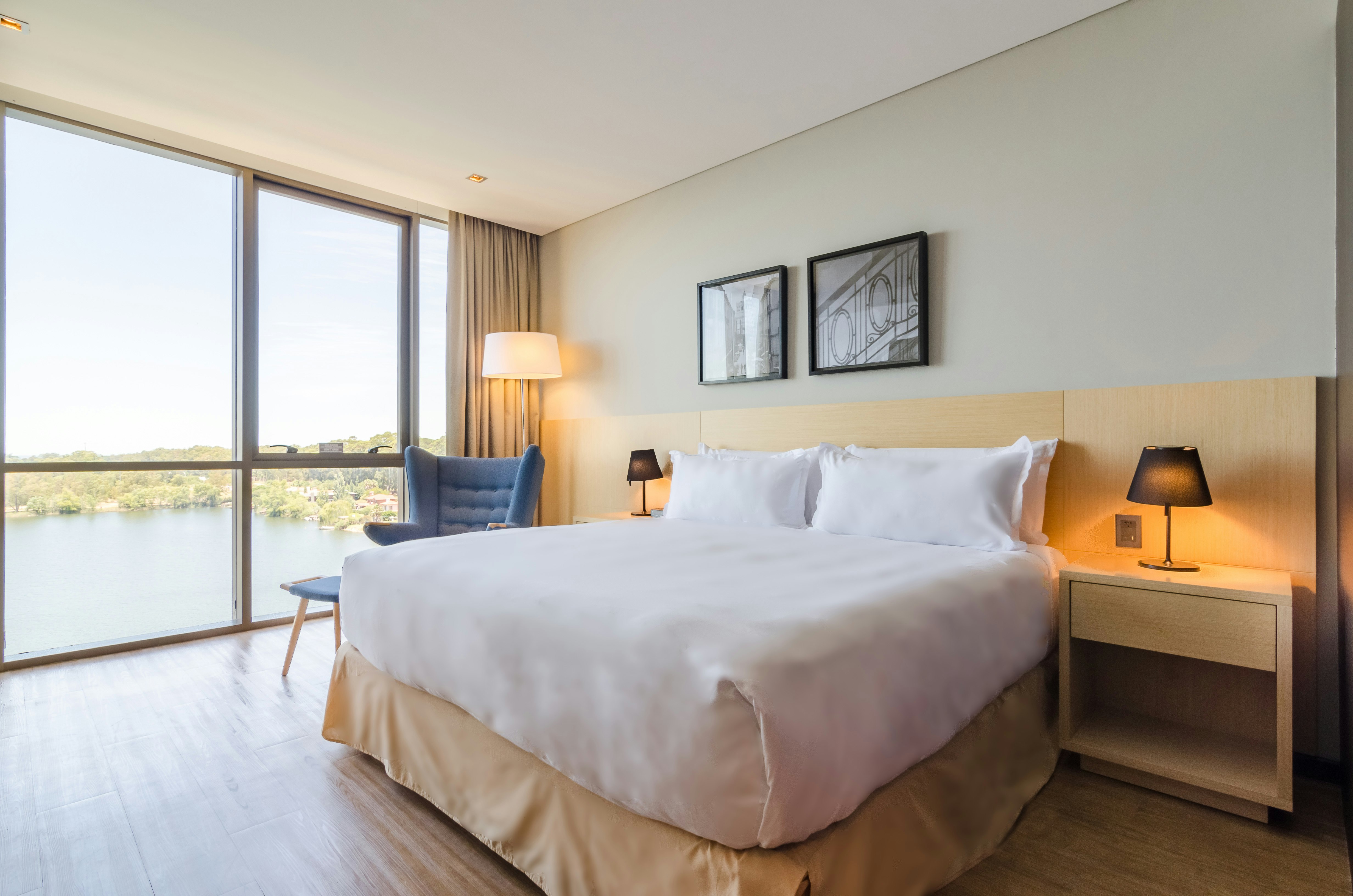 ROOM, KING BED, LAKE VIEW