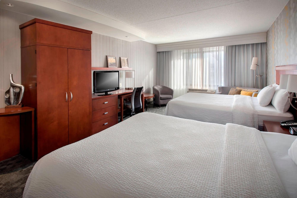 Courtyard By Marriott Republic Aprt Long Island Farmingdale 18/71