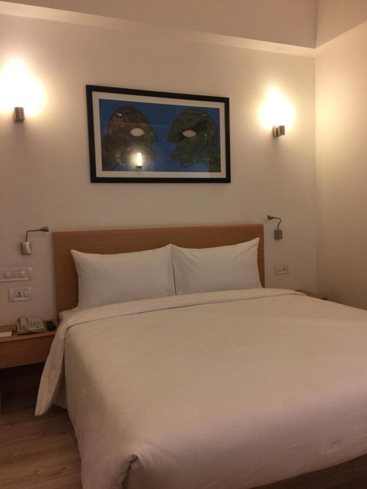 Red Fox Hotel Sector 60 Gurugram 21/62