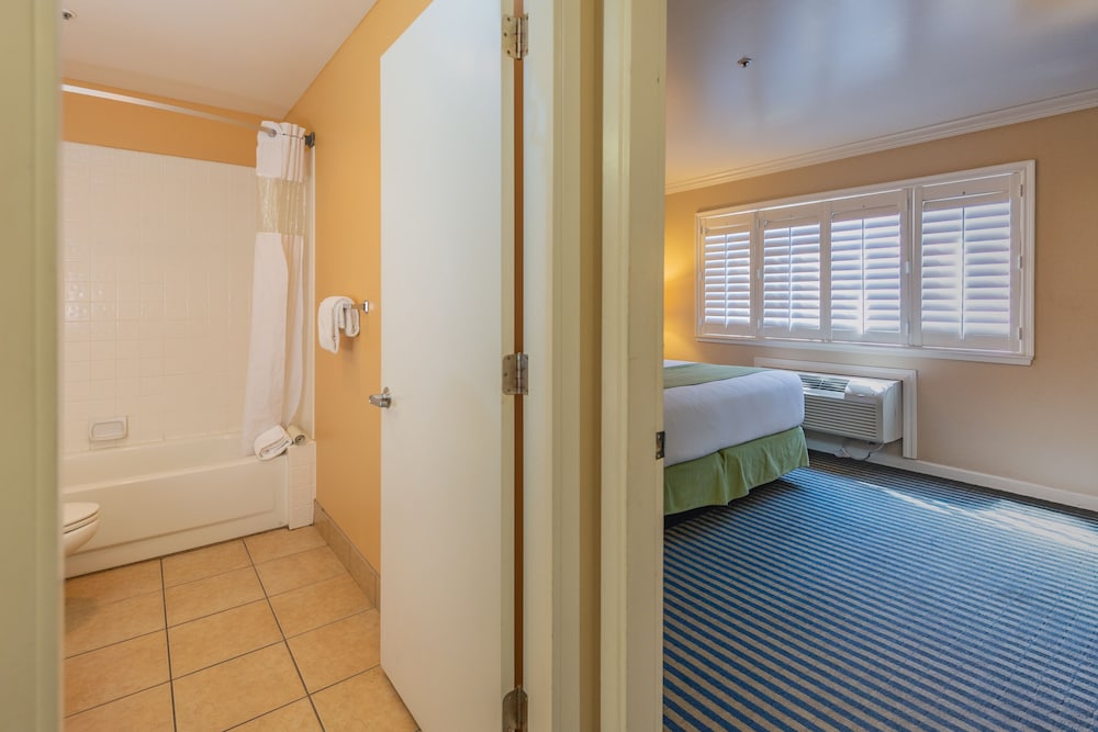 Ocean Pacific Lodge 32/40