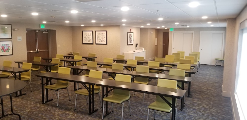 Holiday Inn Express Hotel Suites Seattle Sea Tac Airport 32/44