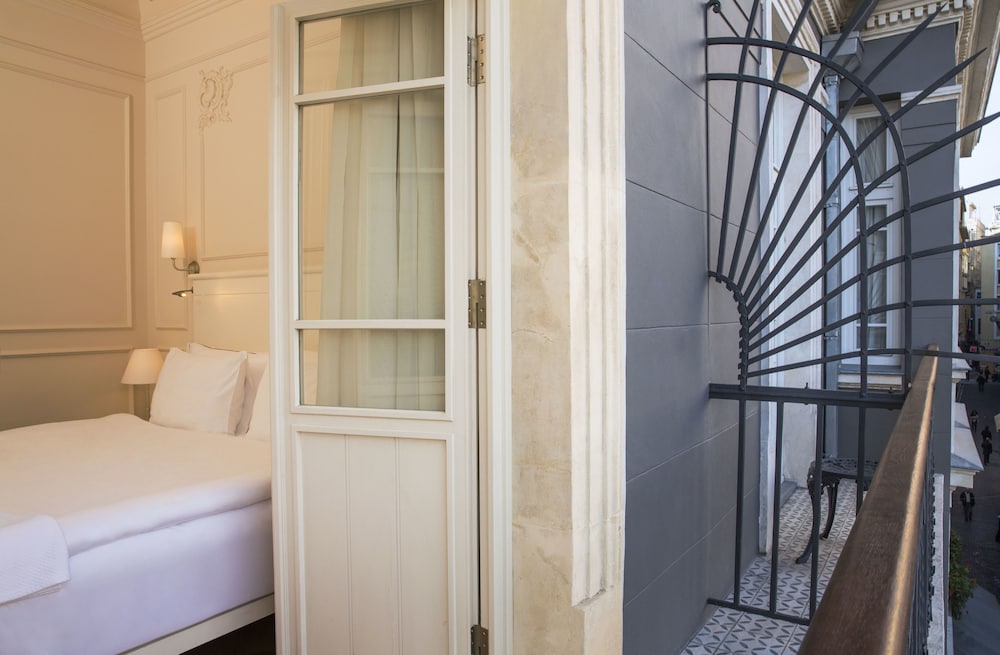 Corinne Hotel 50/50