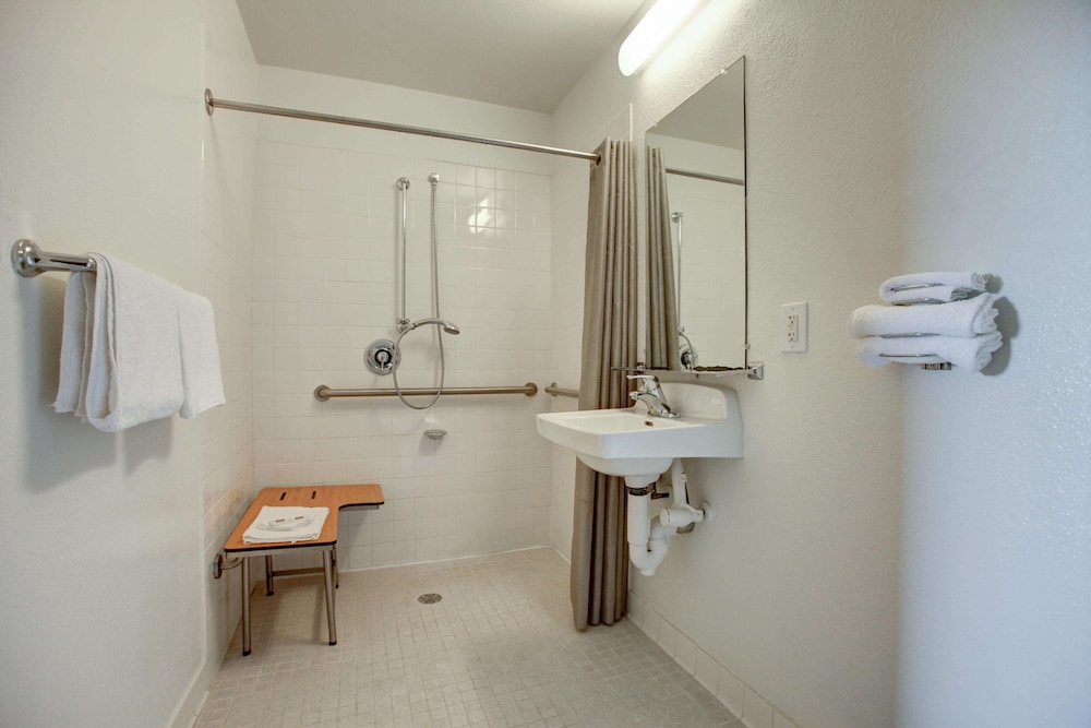 Motel6 Elkton, MD 53/55