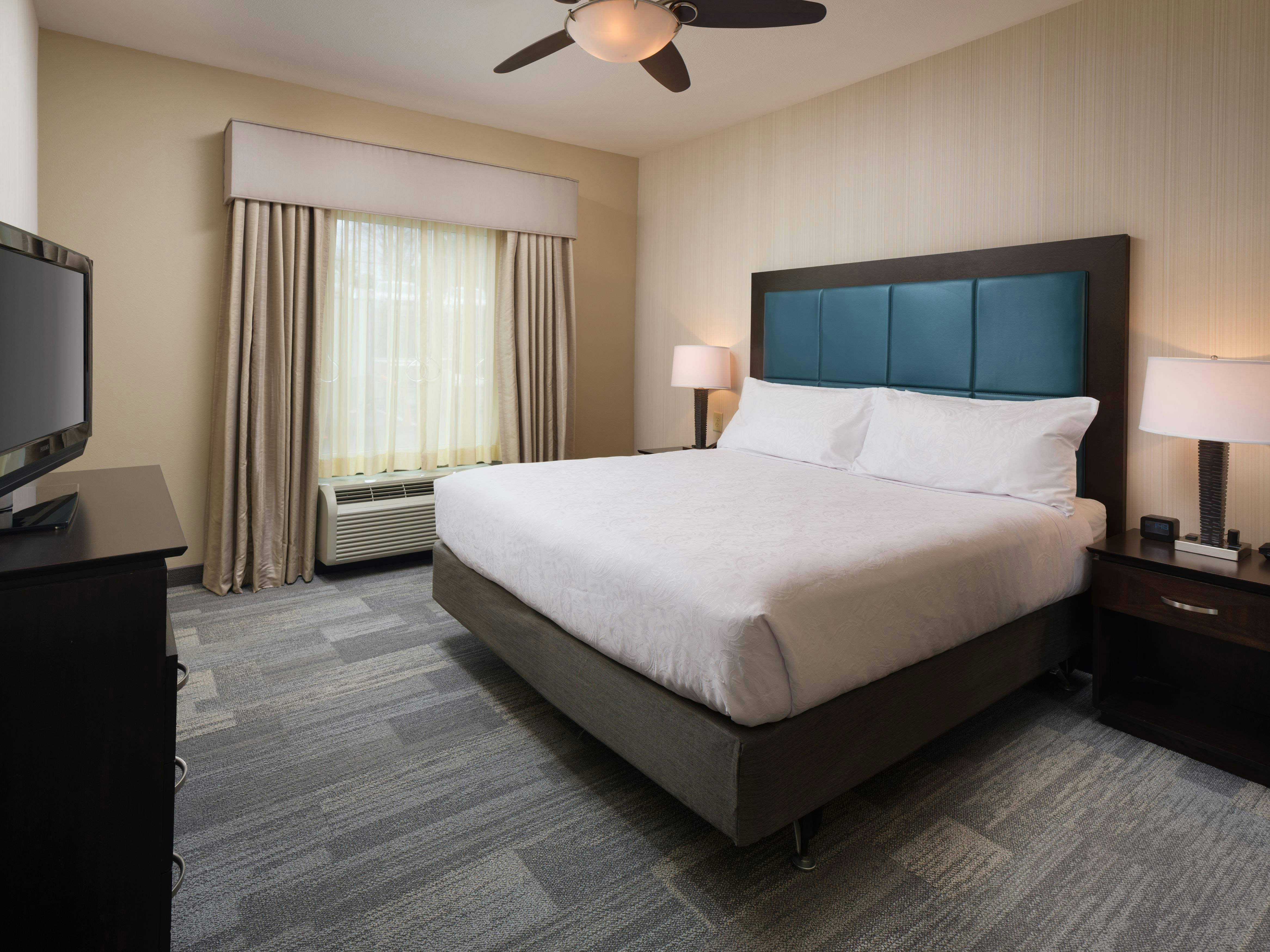 Suite, King Bed, Accessible