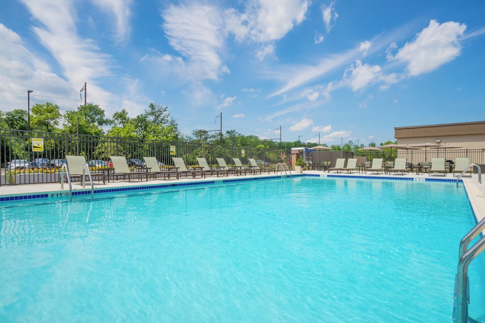 Holiday Inn Express Suites Ft Washington Philadelphia 35/56