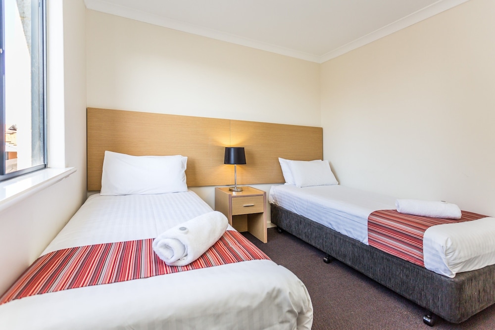 Country Comfort Perth 18/74