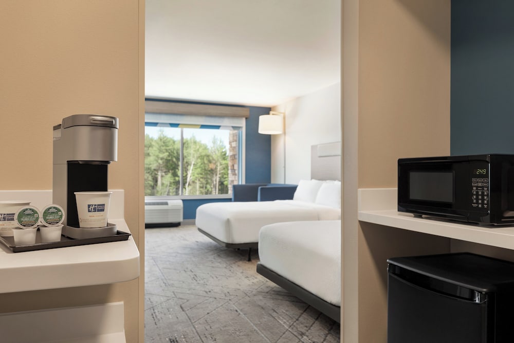 جناح بسريرين كوين بحوض استحمام لذوي الإعاقة، Holiday Inn Express & Suites Rhinelander, an IHG Hotel 5/7