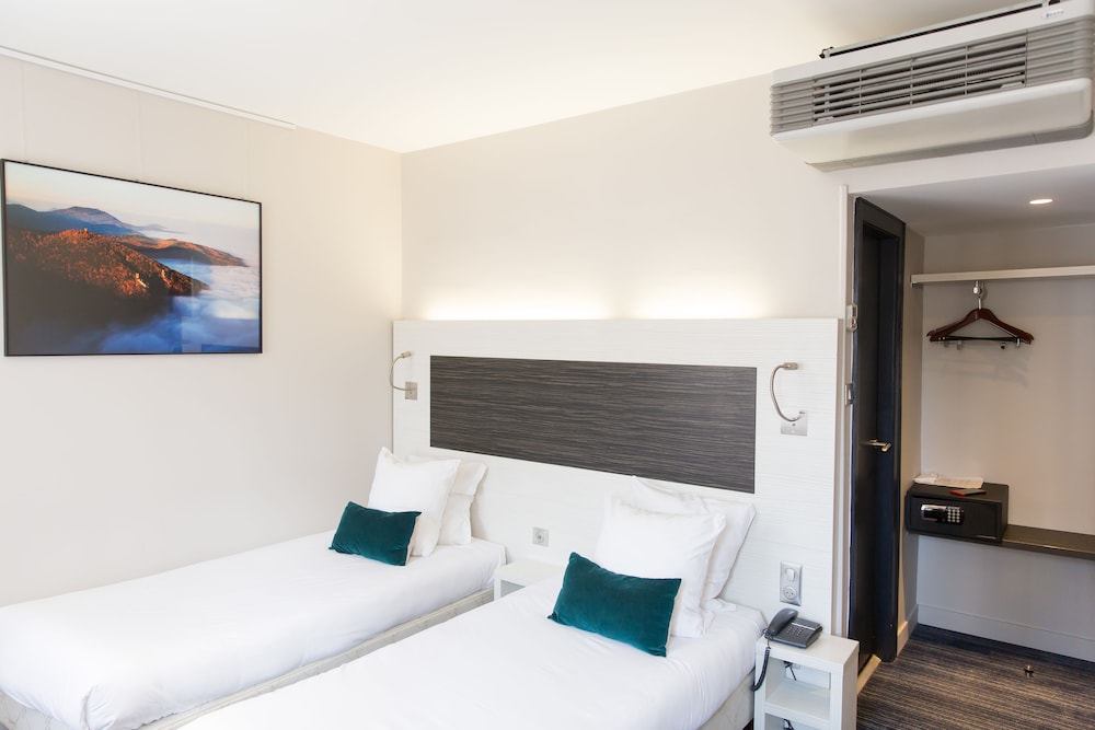 ROOM, TWIN BEDS