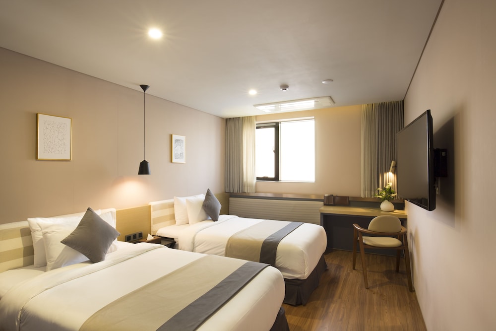 Bay Hound Hotel 22/70