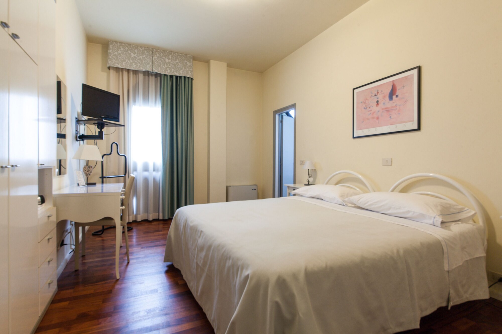 ROOM, DOUBLE BED