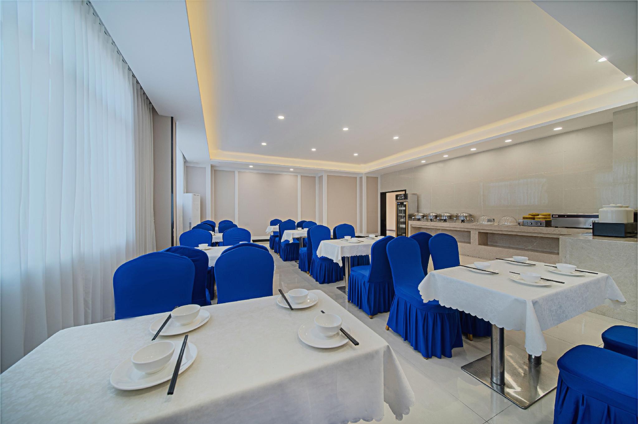 Vienna Hotel (Shenzhen Shuanglong Metro Station Longdong) 35/41