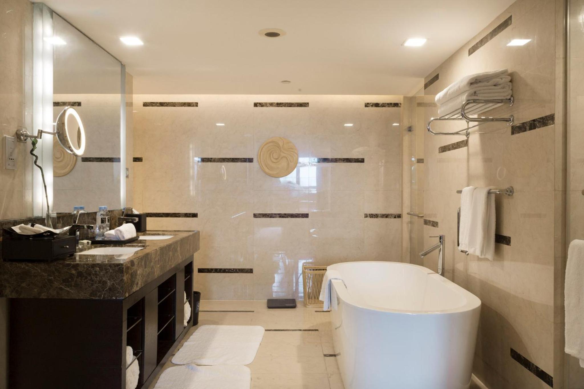 غرفة بريميوم بسرير كينج بإطلالة على البحر بشرفة، INTERCONTINENTAL QINGDAO 6/8