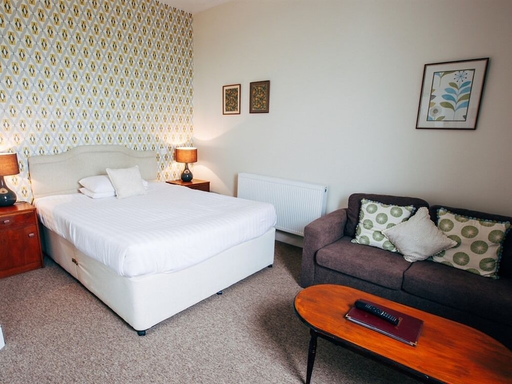 Cliff Hall Hotel 8/35